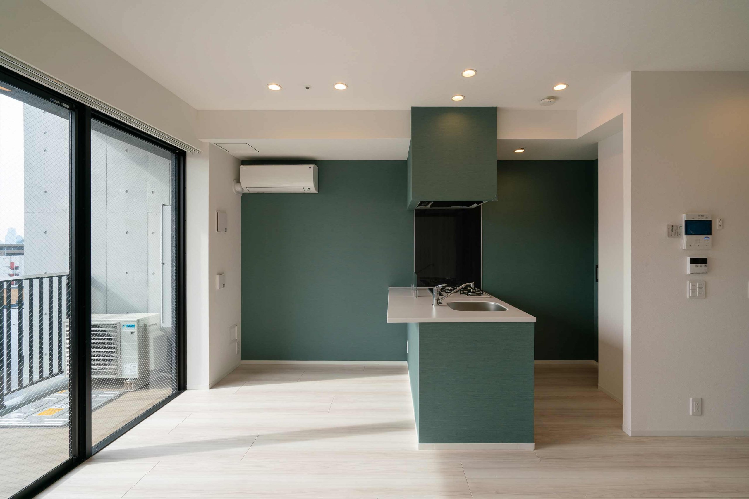 窓の映り込みや反射の消去　修正前